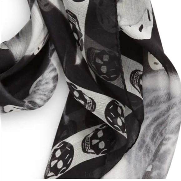 ALEXANDER MCQUEEN Classic Bellflower Silk Scarf Black & Ivory - Picture 7 of 13